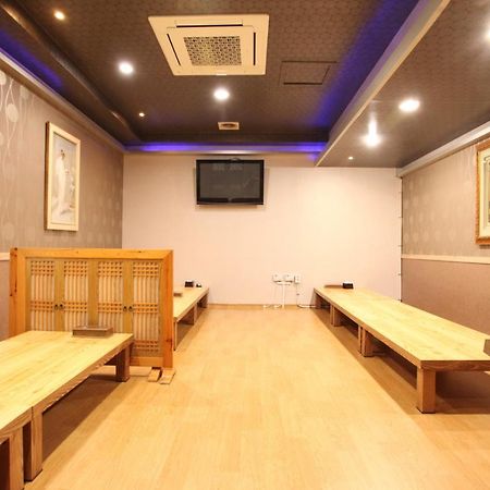 Metro Pol Tourist Hotel Phjongthek Kültér fotó