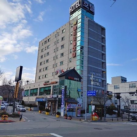 Metro Pol Tourist Hotel Phjongthek Kültér fotó