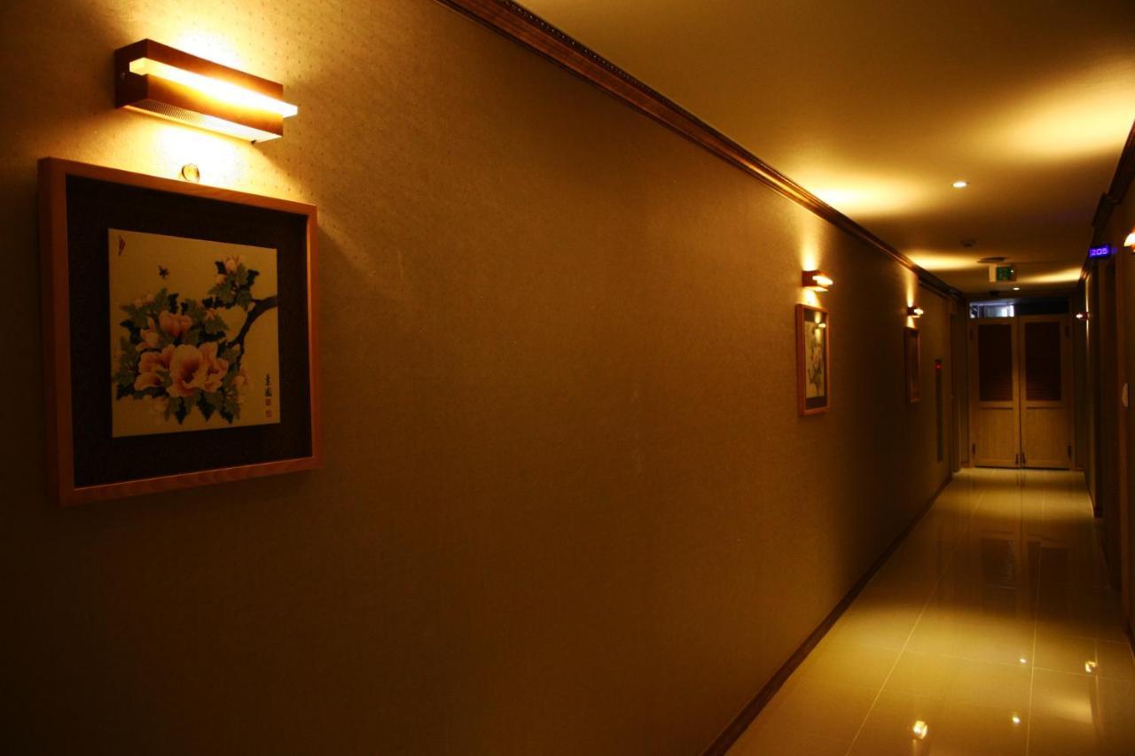 Metro Pol Tourist Hotel Phjongthek Kültér fotó