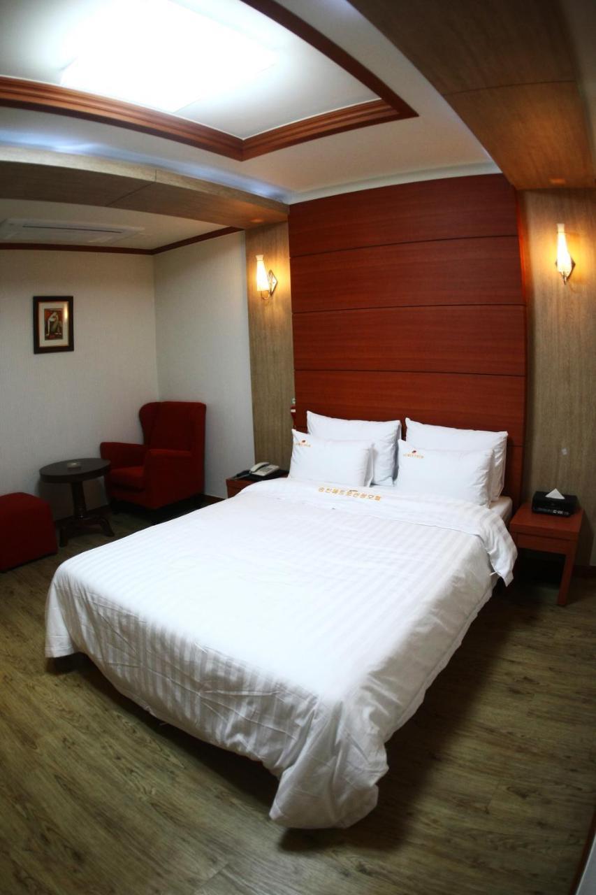 Metro Pol Tourist Hotel Phjongthek Szoba fotó