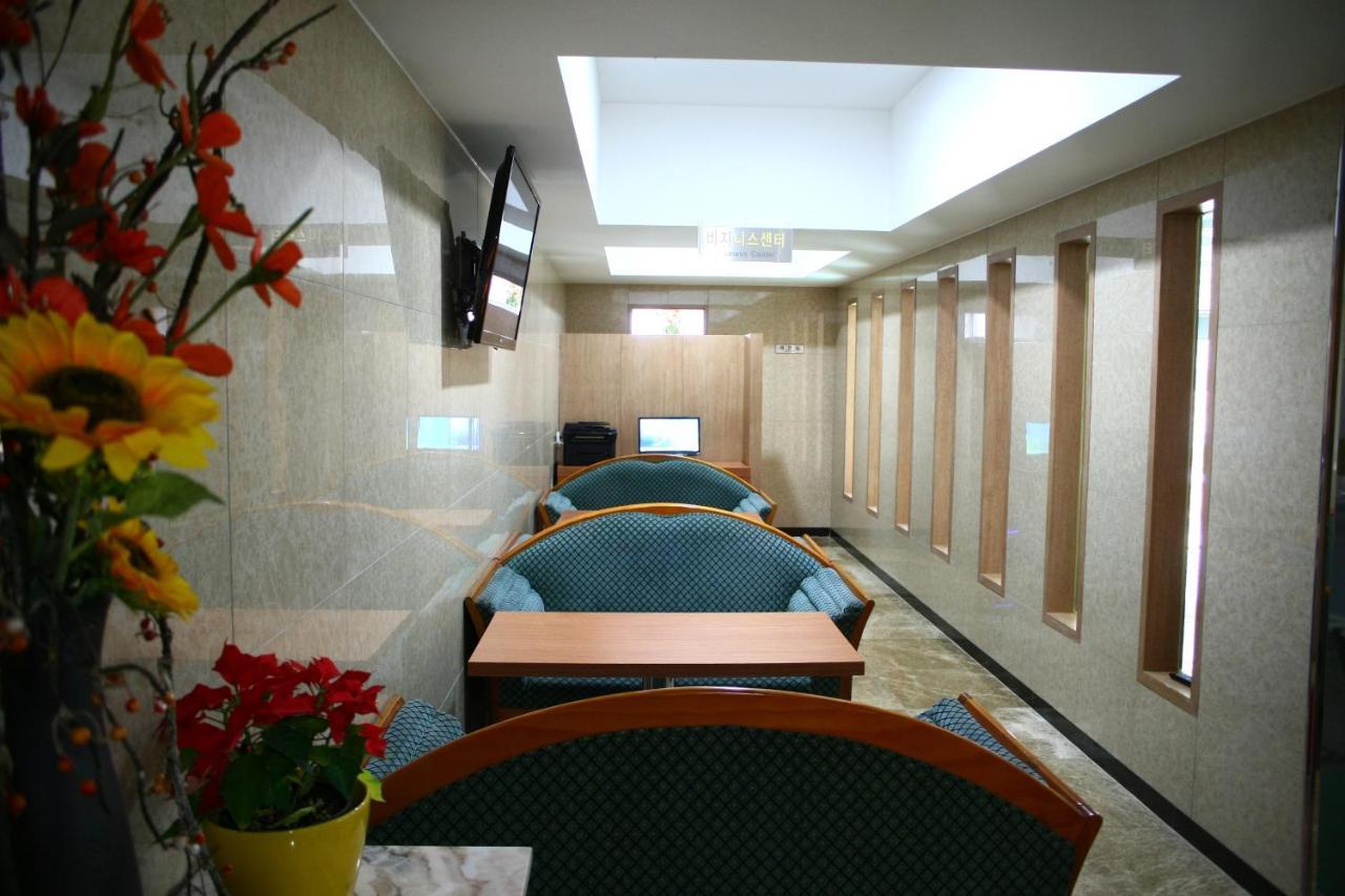 Metro Pol Tourist Hotel Phjongthek Kültér fotó