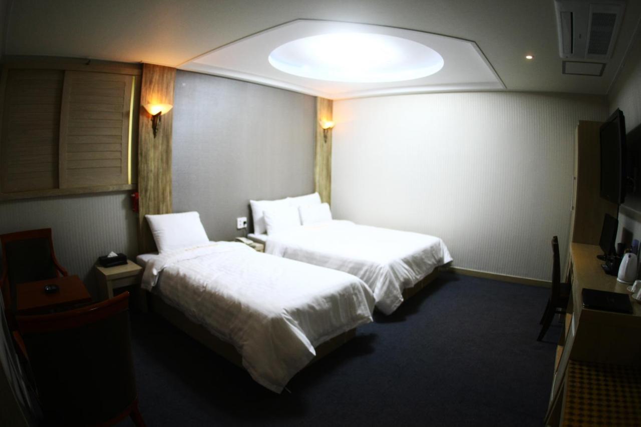 Metro Pol Tourist Hotel Phjongthek Szoba fotó