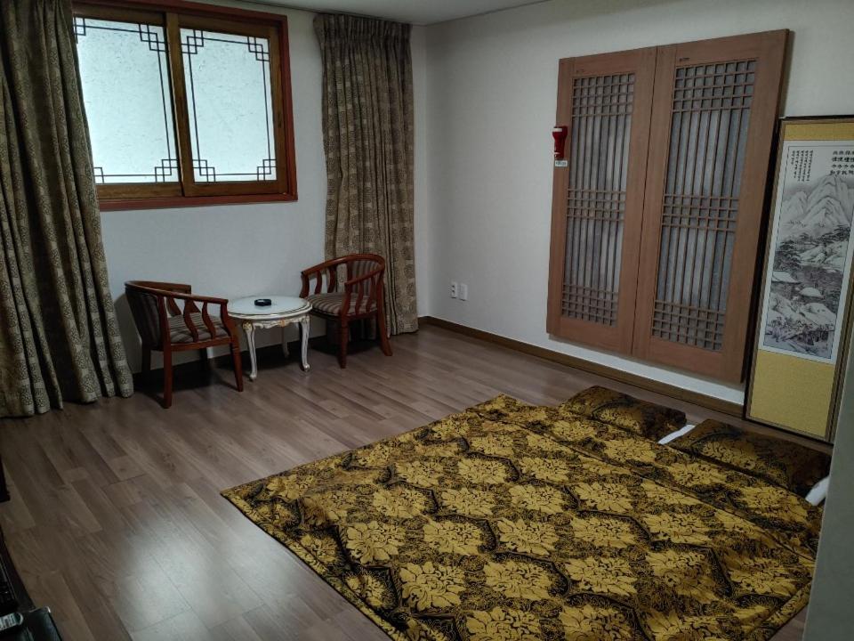 Metro Pol Tourist Hotel Phjongthek Kültér fotó