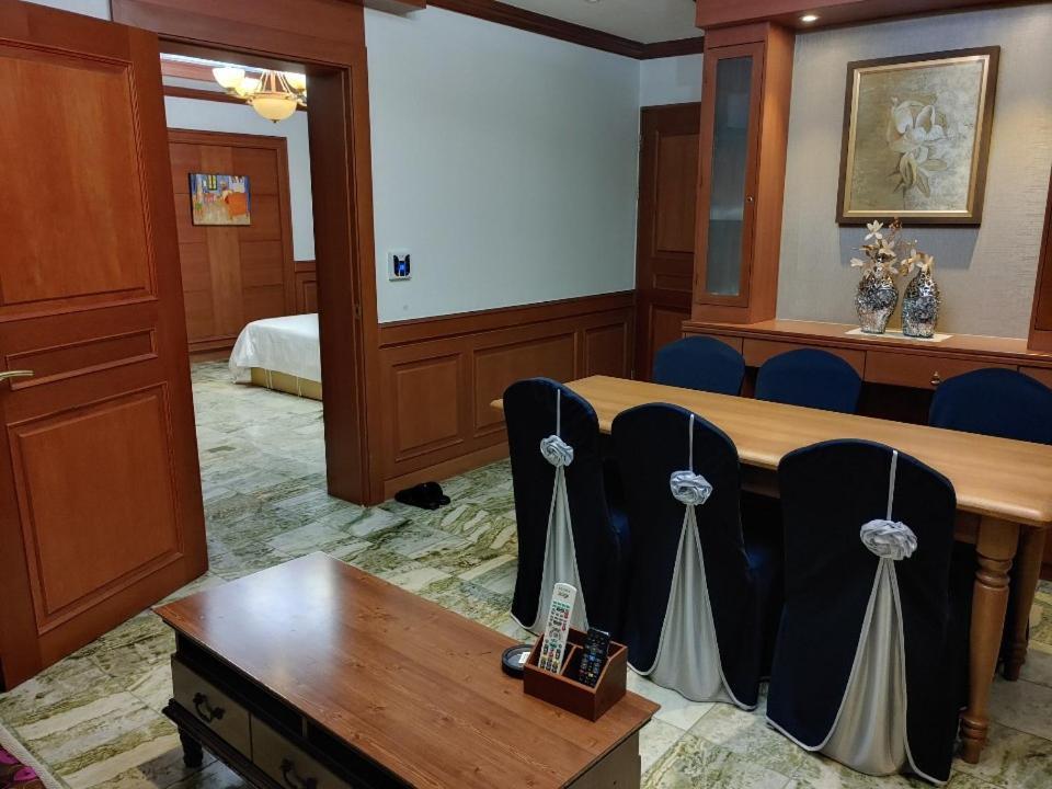 Metro Pol Tourist Hotel Phjongthek Kültér fotó